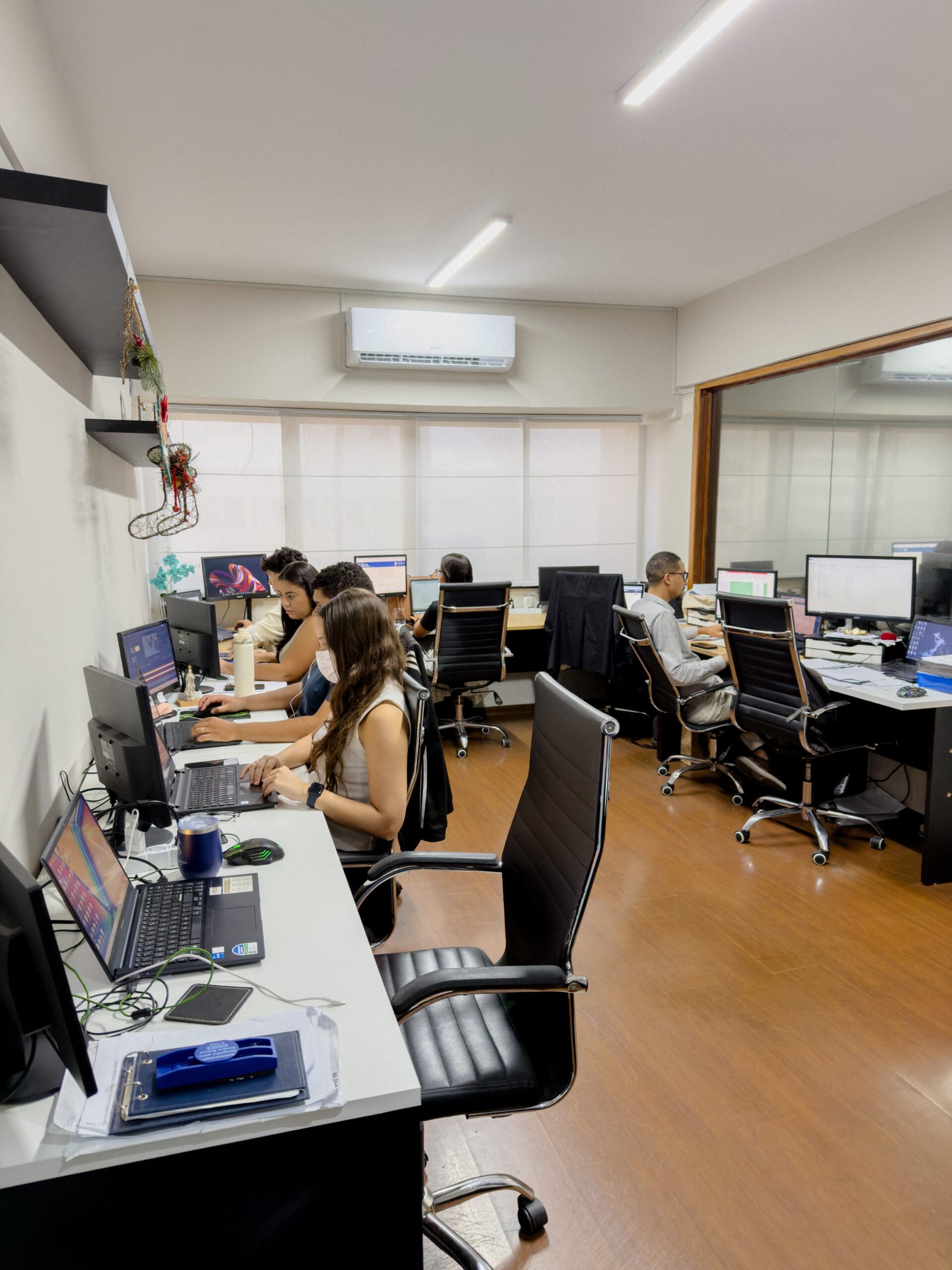 Equipe do Amadeus e Santos trabalhando em um caso de regularizacao imobiliaria