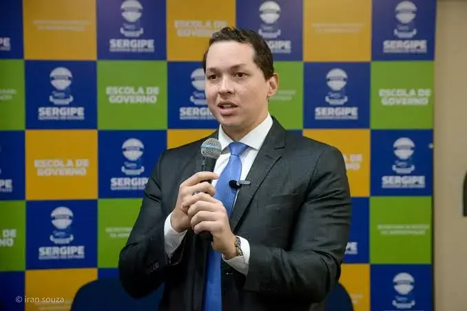 Dr. Andress Amadeus Pinheiro Santos, advogado especialista em regularização imobiliária, durante palestra