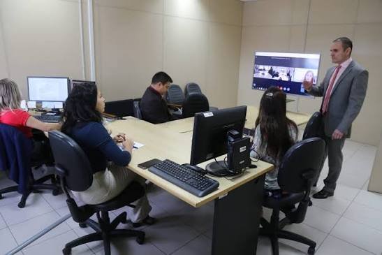 pessoa prestando depoimento em audiencia