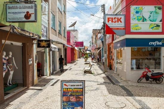 Comercio local em calcadao de rua em cidade do interior