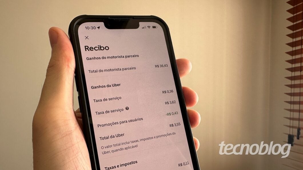 imagem sugerida: foto nova de celular com recibo ficticio de corrida ao lado de uma pasta de documentos, sem nomes, placas ou localizacao re