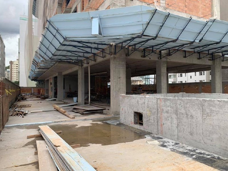 imagem sugerida: obra de edificio residencial parada com guindaste, ilustrando atraso na entrega de imovel comprado na planta