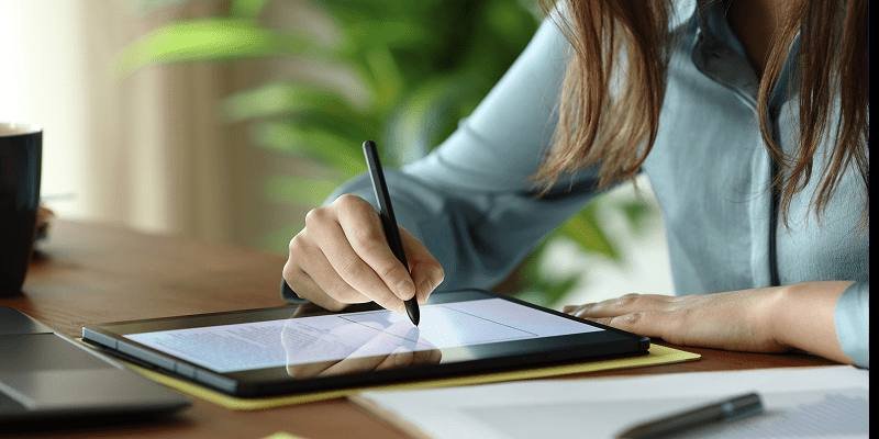 imagem sugerida: foto nova de pessoa assinando um contrato na tela de um tablet ou celular, dedo ou caneta sobre o campo de assinatura digit