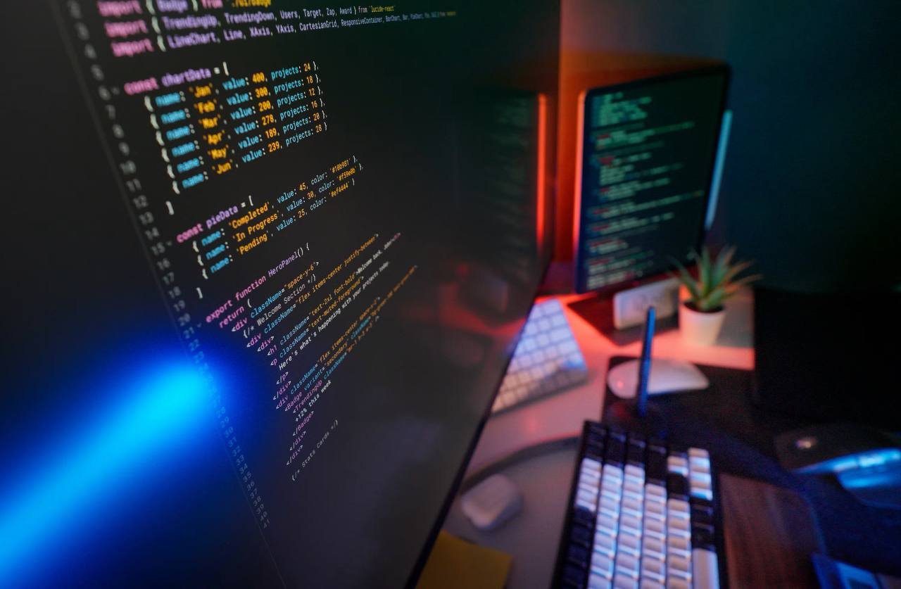 imagem sugerida: foto de telas de computador com codigo ou painel de rede blockchain em tons escuros, simbolizando a rede dlt supervisionada