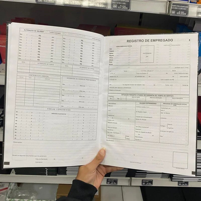 imagem sugerida: foto de matricula de imovel ou livro de registro em cartorio de registro de imoveis, simbolizando o rgi