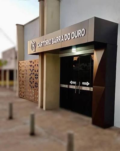 imagem sugerida: fachada ou interior de cartorio de registro de imoveis em aracaju, com balcao de atendimento e pilhas de livros de matricul