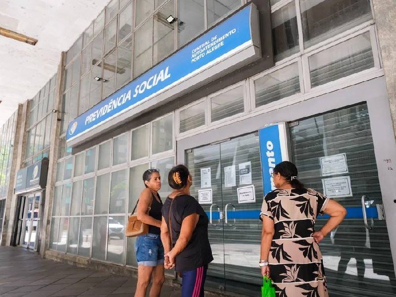 imagem sugerida: segurado em agencia do inss segurando carta de exigencia ou notificacao para complementar documentos do pedido de beneficio