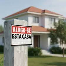 imagem sugerida: fachada de casa residencial simples com placa de aluga-se e chaves penduradas na porta, sugerindo locacao verbal de imovel 