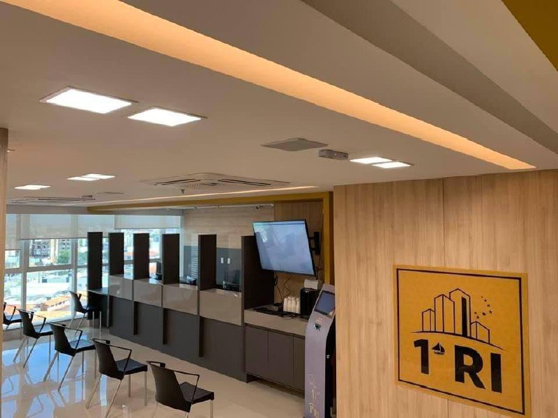 imagem sugerida: balcao de cartorio de registro de imoveis com matricula aberta e carimbo de recusa sobre certidao de penhora