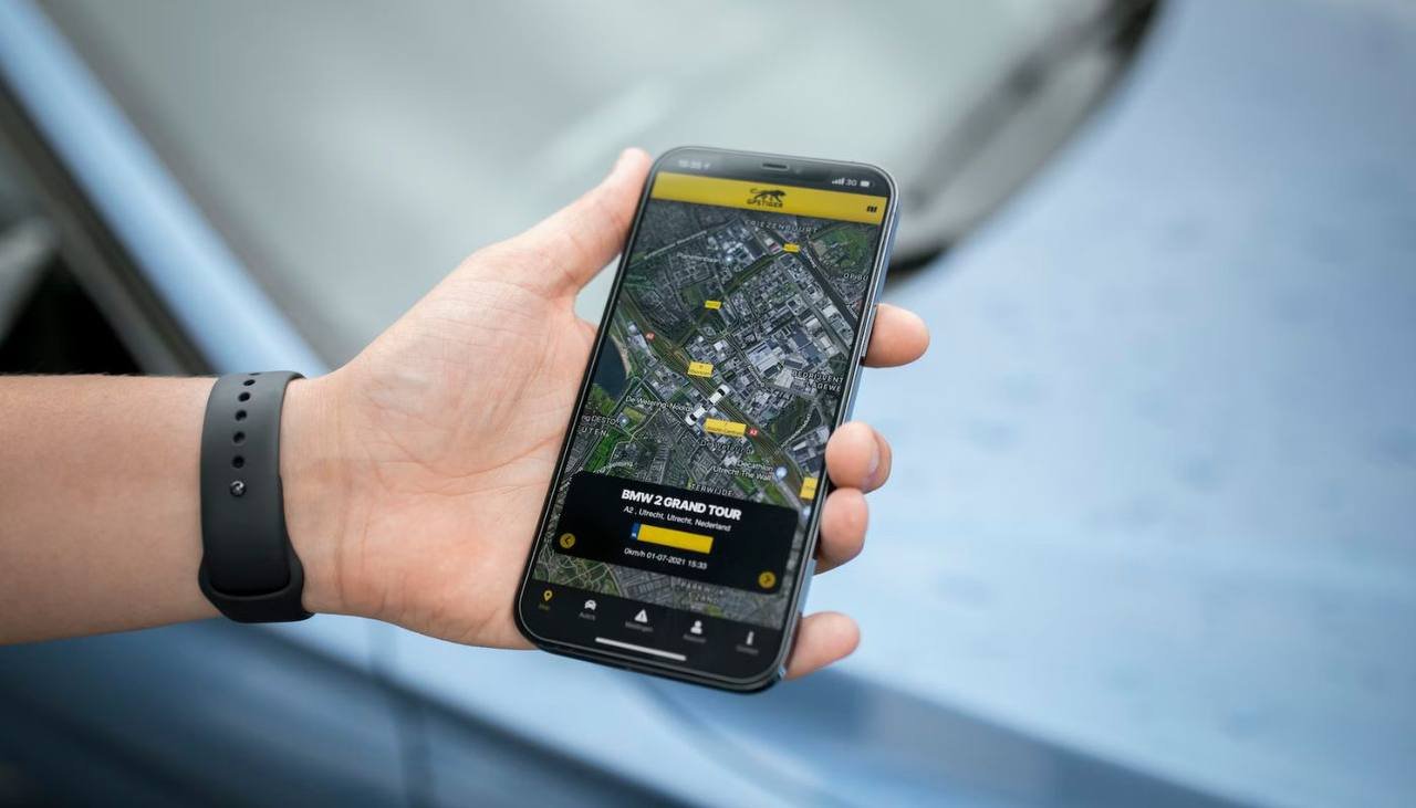 imagem sugerida: celular em primeiro plano exibindo tela de rastreio de encomenda com tentativa de coleta registrada, sobre mesa com caixas 