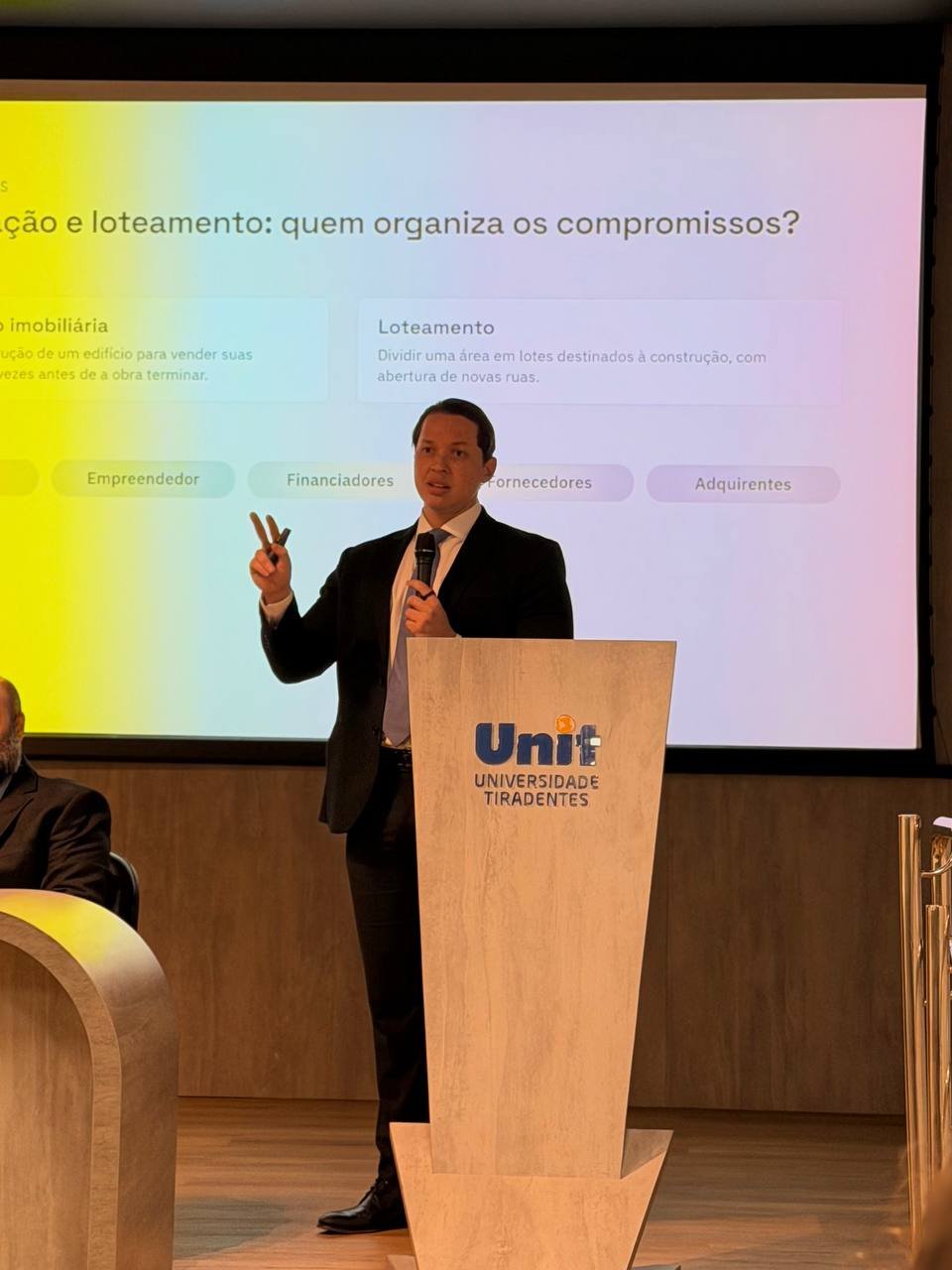 imagem sugerida: estudantes e profissionais no auditorio padre melo durante a palestra sobre direito imobiliario no simposio da unit