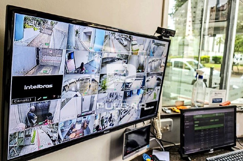 imagem sugerida: foto nova de organizacao de protocolos e pedido de esclarecimentos sobre cameras, com tela e documentos ficticios sem dados
